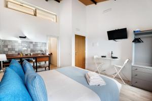 a bedroom with a large bed with blue pillows at Casa Lomo el Aire Sterlizia in Tegueste