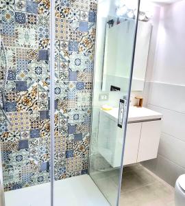 シラクーサにあるTre Archi B&Bのバスルーム(シャワー、トイレ、洗面台付)