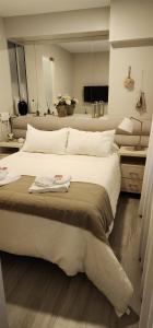 Schlafzimmer mit einem großen weißen Bett in der Unterkunft Amapola's in Salta