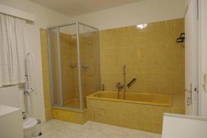 ein Bad mit einer Badewanne, einer Dusche und einem WC in der Unterkunft Malerhaus Einbeck in Einbeck