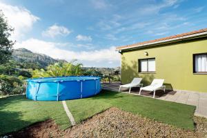 een tuin met 2 stoelen en een hot tub bij Casa Lomo el Aire Helecho in Tegueste
