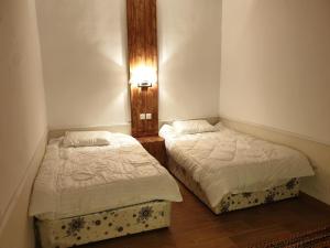 Habitación con 2 camas en una habitación en شاليه مزدانة, en La Meca