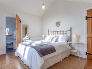 Frithelstock的住宿－3 Bed in Bideford HAVEB，一间卧室配有一张带白色床单的大床