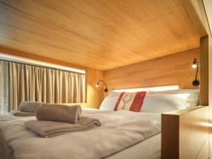 Rúm í herbergi á The Tauplitz Suites - Mountain Suite A2