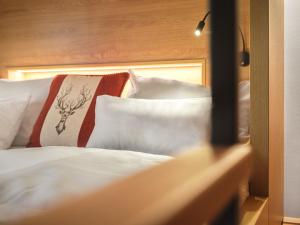 Rúm í herbergi á The Tauplitz Suites - Mountain Suite A2