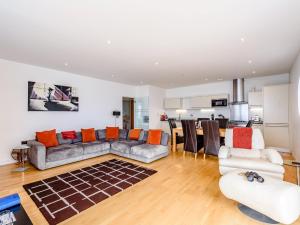 a living room with a couch and a kitchen at 1 Bed in Brightlingsea ZEN33 in Saint Osyth
