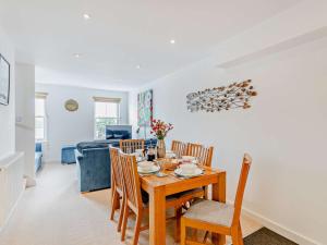 uma sala de jantar e sala de estar com mesa e cadeiras em 3 Bed in Appledore 28479 em Appledore