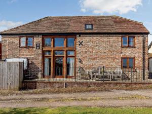 uma casa de tijolos com uma grande porta de vidro em 4 Bed in Taunton KIBTR em Trull