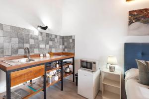 cocina con fregadero y microondas en una habitación en Casa Lomo el Aire Brezo, en Tegueste