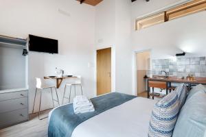 1 dormitorio con 1 cama grande y cocina en Casa Lomo el Aire Brezo, en Tegueste