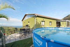 een huis met een groot zwembad op een balkon bij Casa Lomo el Aire Laurel in Tegueste