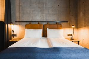 Postel nebo postele na pokoji v ubytování Exeter Hotel