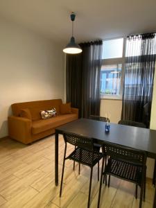 ヴィラ・ノヴァ・デ・ガイアにあるOporto2All Apartments - Apt4のリビングルーム(テーブル、椅子、ソファ付)