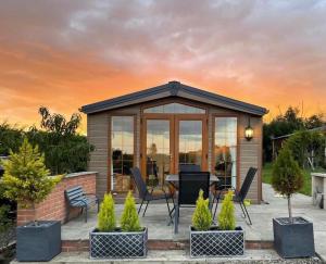Zahrada ubytování FAIRVIEW FARM Holiday Accommodation 14 Luxury Lodges, Cabins, Dog Friendly, Suitable for Couples, Families and Groups, Wedding Guests , Corporate events, Sleeps 2-65 guests in Ravenshead, Nottingham near Sherwood Forest, set in 88 acres