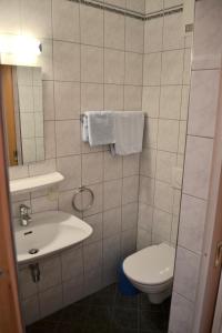 A bathroom at Gasthof Redl