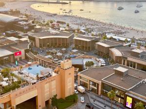 una vista aérea de una ciudad con una playa y edificios en AR Holiday Home JBR 2 en Dubái