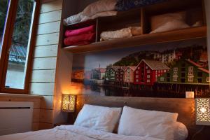 1 dormitorio con 1 cama con una foto en la pared en Appartement familial T3 avec sauna 8 personnes, en Eaux-Bonnes