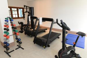 einen Fitnessraum mit mehreren Laufbändern und Heimtrainern in der Unterkunft Vista Azul Apart Hotel - Vista Pinheiros in Domingos Martins