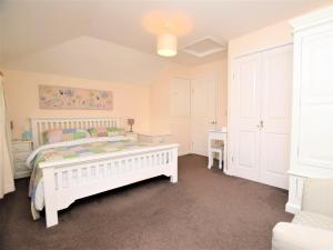 a bedroom with a white bed and a white closet at 1 Bed in Wymondham 43278 in Wymondham