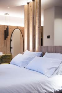 Postel nebo postele na pokoji v ubytování DOLOMITI EXCLUSIVE YOUR MOUNTAIN SUITE
