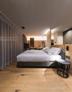 Postel nebo postele na pokoji v ubytování DOLOMITI EXCLUSIVE YOUR MOUNTAIN SUITE