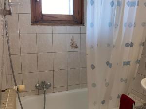 Kúpeľňa v ubytovaní Charmant appartement à Châtel, proche du centre avec Multi Pass été 2024 à 3€/jour/personne - FR-1-693-35 + 7 fotografií