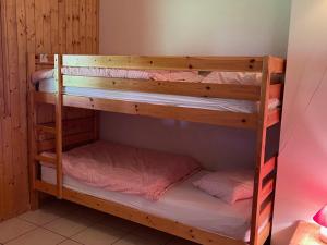 Posteľ alebo postele v izbe v ubytovaní Appartement spacieux à Châtel proche centre, 7 couchages, balcon sud, parking, Multi Pass inclus! - FR-1-693-58