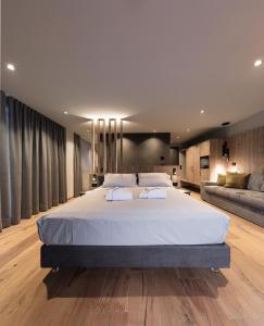 Postel nebo postele na pokoji v ubytování DOLOMITI EXCLUSIVE YOUR MOUNTAIN SUITE