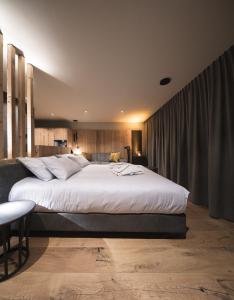 Postel nebo postele na pokoji v ubytování DOLOMITI EXCLUSIVE YOUR MOUNTAIN SUITE