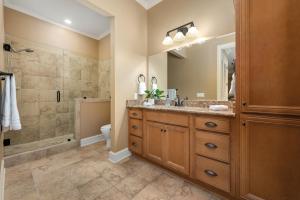 Et badeværelse på Glamorous 1BR Condo 200ft to St. Thomas Hospital