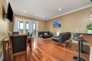 Et tv og/eller underholdning på Glamorous 1BR Condo 200ft to St. Thomas Hospital