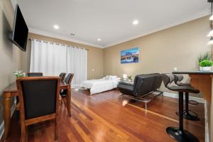 Et tv og/eller underholdning på Glamorous 1BR Condo 200ft to St. Thomas Hospital + 25 billeder