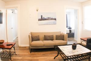 un salon avec un canapé et une table dans l'établissement 2BR - Parking - 5 Min to North Shore!, à Pittsburgh 14 autres photos