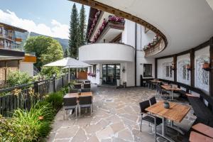 A restaurant or other place to eat at Hotel Dachstein