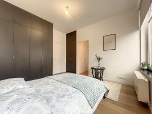 Giường trong phòng chung tại Cosy Apartment Brussels - Cinquantenaire