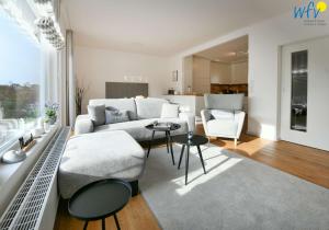 a living room with a couch and a table at Bungalow Hasela mit Workation in Juist