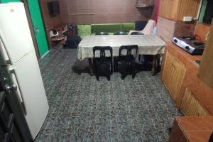 een tafel in een keuken met een tafel en stoelen bij LE Transient Homes - SC in Baguio