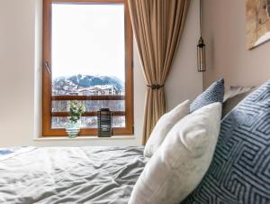 Llit o llits en una habitació de Modern Mountain Getaway