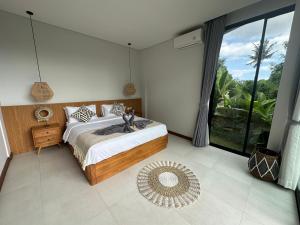 Ένα ή περισσότερα κρεβάτια σε δωμάτιο στο Villa Devadha riverside pererenan canggu
