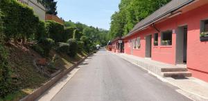 El barrio en el que está el chalet de montaña o un barrio cercano