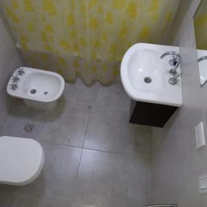 Ένα μπάνιο στο Alojamiento en Cañuelas Monoambiente