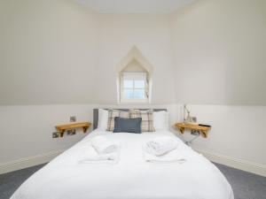 Afbeelding uit fotogalerij van Pass the Keys Historic Ramsay Garden Apt With Balcony Views in Edinburgh