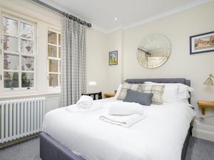 Afbeelding uit fotogalerij van Pass the Keys Historic Ramsay Garden Apt With Balcony Views in Edinburgh