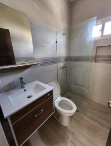 y baño con aseo, lavabo y ducha. en Chelsie 2, en Bayahibe