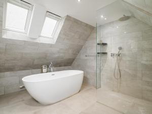 Afbeelding uit fotogalerij van Pass the Keys Historic Ramsay Garden Apt With Balcony Views in Edinburgh +39 foto's