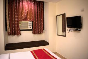 TV a/nebo společenská místnost v ubytování Udupi Hotel