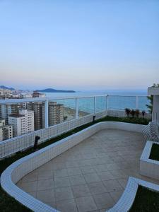 eine Terrasse mit Meerblick von einem Gebäude aus in der Unterkunft Apartamento condomínio Viva Feliz in Praia Grande