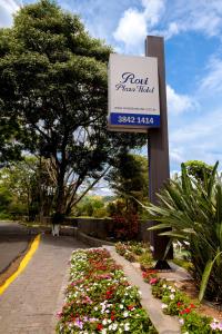 a sign for a roof garden yard with flowers at Rovi Plaza Hotel in Serra Negra
