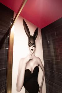 Un manichino con una maschera da coniglio nero su un muro di Kip 23 JJs Emsworth a Emsworth