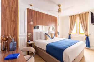 ein Schlafzimmer mit einem großen Bett und einer Holzwand in der Unterkunft Luxury 4 Bedroom & 3 Bathroom Apartment - Louvre in Paris